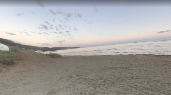 Un 18enne del Senegal colpito e insultato in spiaggia all’Argentario: «Negr*o, vai via da qui»