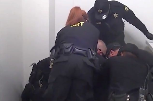 Anche l’afromaericano John Neville ha ripetuto «I can’t breathe» 26 volte prima di morire | VIDEO