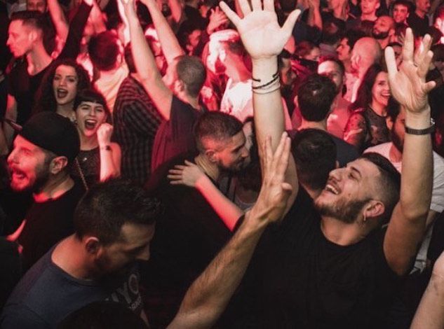 Linus: «Perché avete fatto aprire le discoteche, eravate ubriachi o interessati?»