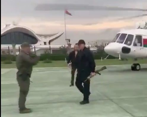Il sobrio arrivo di Lukashenko a Minsk con un fucile tra le braccia | VIDEO