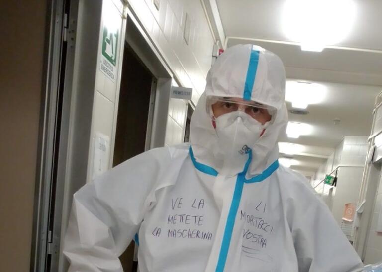 L’infermiere Marco Bellafiore: «Veniteme a di’ che non ce n’è Coviddi, in una tuta a 30 gradi ce stiamo noi»