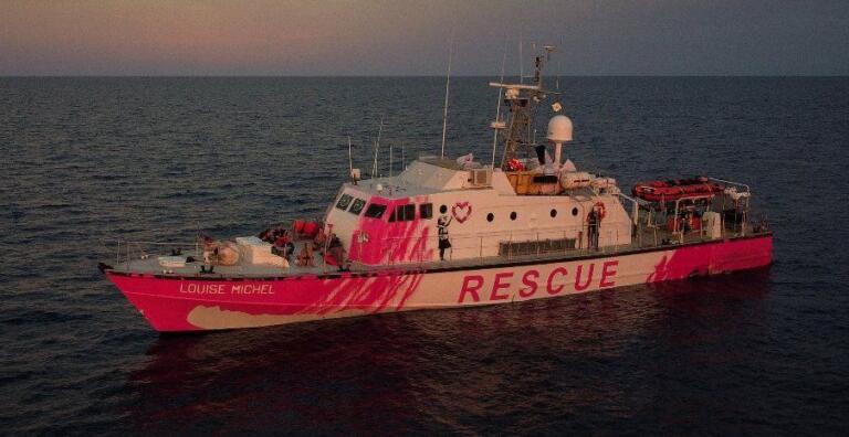 «Abbiamo un morto a bordo», ma l’Europa ignora gli appelli della nave finanziata da Bansky