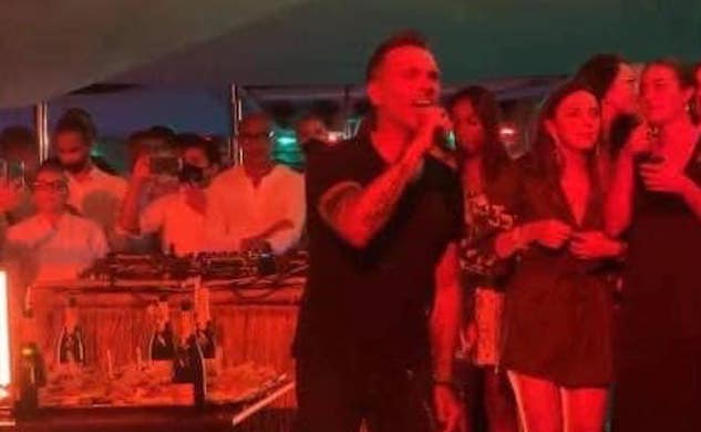 L’esibizione live di Nek al Twiga, tra assembramenti e gente che balla (senza mascherine)