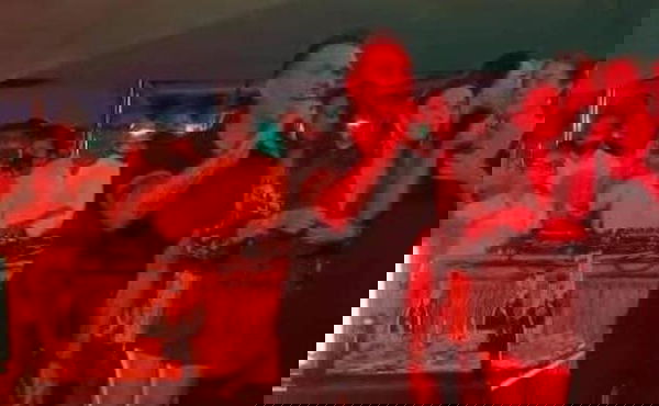 L’esibizione live di Nek al Twiga, tra assembramenti e gente che balla (senza mascherine)