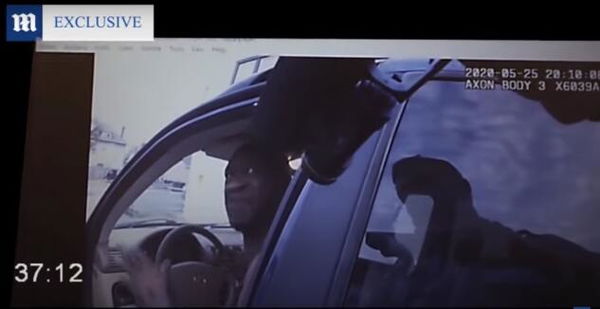 Le immagini della bodycam della Polizia prima della morte di George Floyd | VIDEO