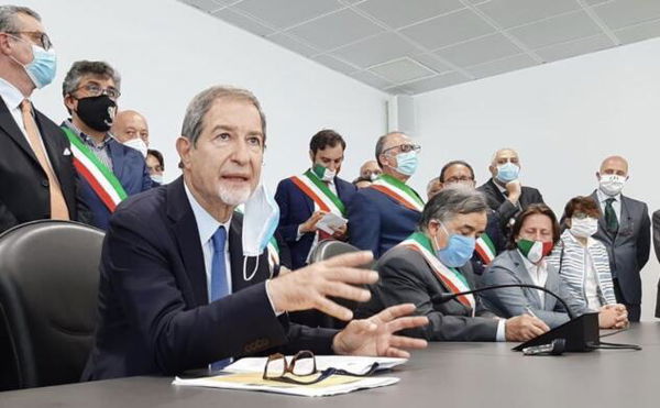 Conte a Musumeci: «Consapevoli delle difficoltà sui migranti ma no agli slogan»