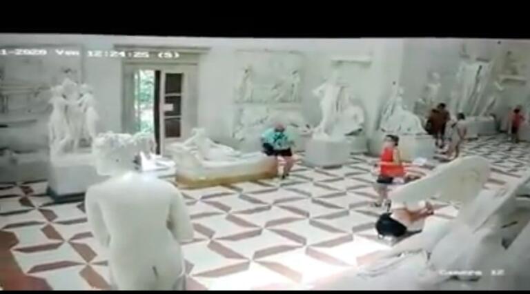 Ecco come il turista austriaco ha rovinato la statua di Paolina Borghese