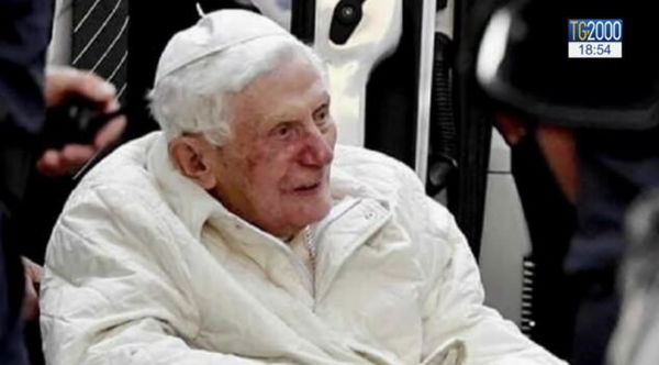 Il biografo di Ratzinger: il Papa emerito è gravemente malato