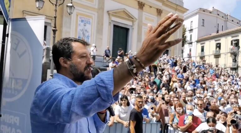 La ‘sonora’ accoglienza per Matteo Salvini a Cava de’ Tirreni | VIDEO