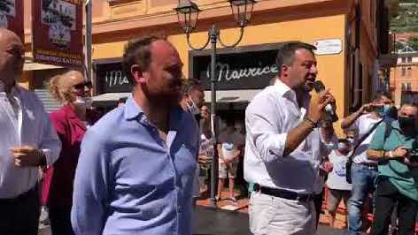Salvini dice che chi lo contesta è uno «sfigatello». Lui, nel ’99 lanciò uova contro D’Alema | VIDEO