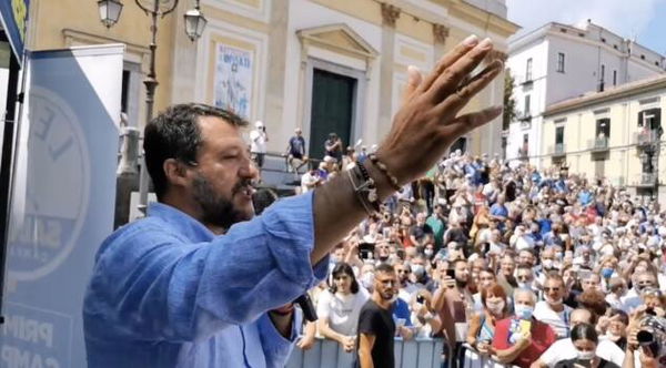 La ‘sonora’ accoglienza per Matteo Salvini a Cava de’ Tirreni | VIDEO