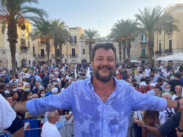 Salvini: «Non mando a scuola mia figlia con plexiglass e mascherina» (ma lo dice da papà)