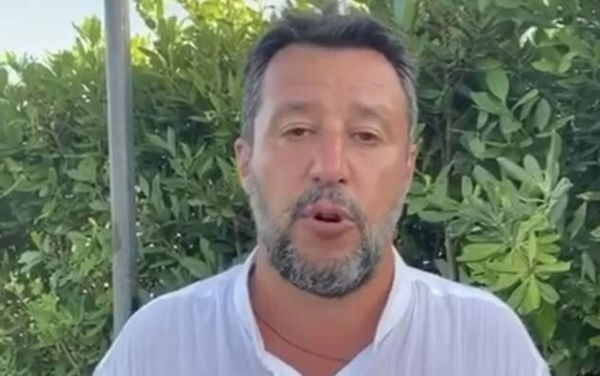 Salvini dice che il governo «torna a chiudere i negozi». Ma non è vero | VIDEO
