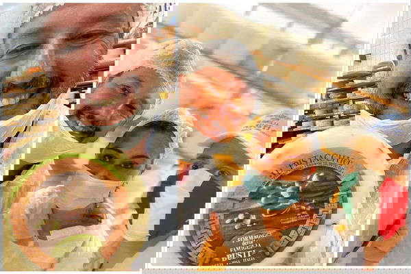 I sindacati: «Salvini con la mascherina abbassata nel caseificio irride i protocolli di sicurezza»