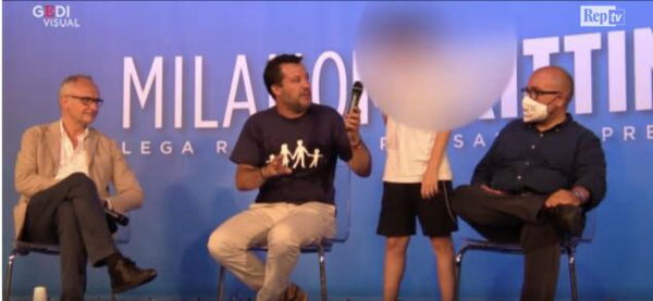 Salvini invita un adolescente sul palco dicendogli di togliere la mascherina, ma lui si rifiuta | VIDEO