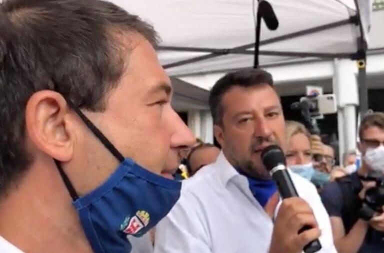 Ora Salvini ha iniziato anche a regalare le sue mascherine ai fan Ora Salvini ha iniziato anche a regalare le sue mascherine ai fan