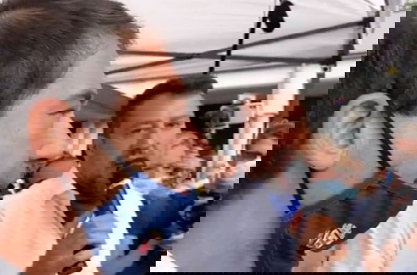 Ora Salvini ha iniziato anche a regalare le sue mascherine ai fan