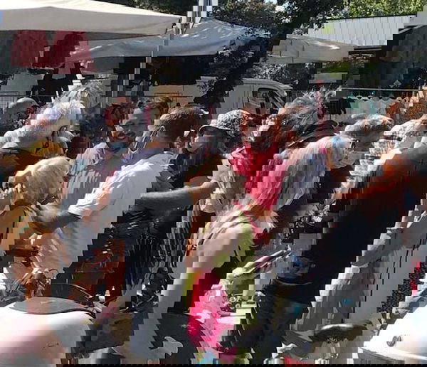 Il rimprovero di un medico a Salvini in una zona affollata: «Ma la mascherina dov’è?»