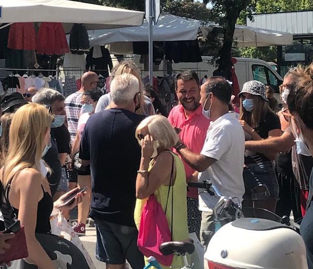 Il rimprovero di un medico a Salvini in una zona affollata: «Ma la mascherina dov’è?» article-post