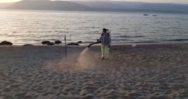 Il video della sanificazione (inutile) della sabbia nelle spiagge di Messina