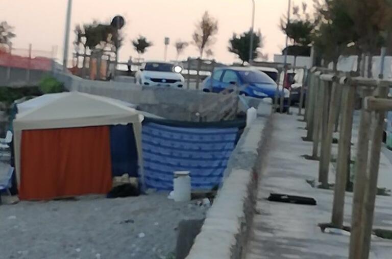 Giornalista aggredita da bagnanti sgomberati a Palermo: «Mi hanno picchiato tante donne»