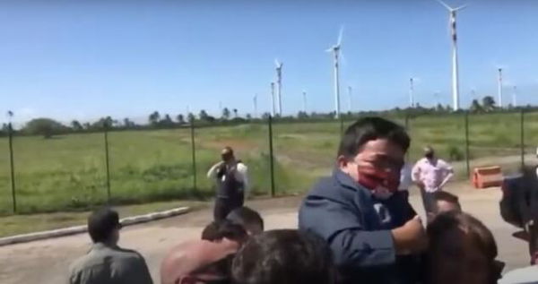 La gaffe di Bolsonaro che scambia un uomo affetto da nanismo per un bambino | VIDEO