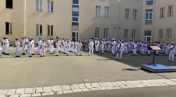 La storia dei militari della Marina italiana che ballano in divisa | VIDEO