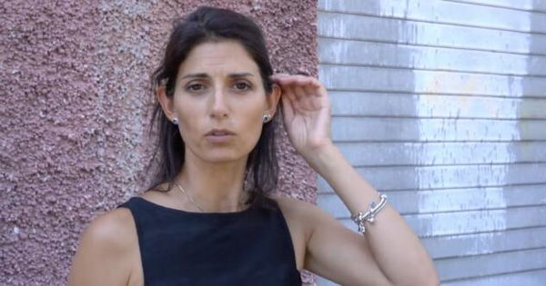 Virginia Raggi chiede ai giornalisti di essere più clementi in vista della riapertura delle scuole