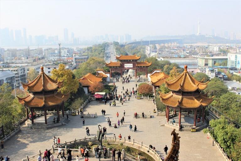 Wuhan torna lentamente alla normalità mentre gli abitanti fanno i conti con i loro traumi