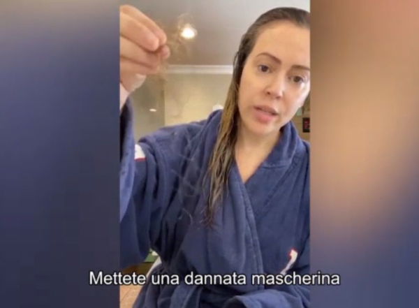 Video appello di Alyssa Milano: «Ecco i capelli persi a causa del Covid, indossate la dannata mascherina»