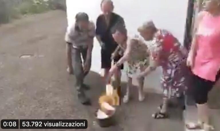 Gli anziani che bruciano la mascherina | VIDEO