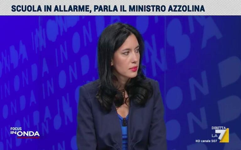 Azzolina sui tamponi a scuola: «Li faremo alla velocità della luce»