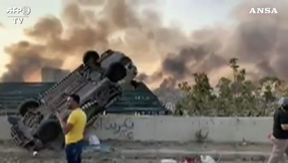 Beirut, il ministro della Salute raccomanda: «Aria tossica e a lungo termine mortale, chi può lasci la città»