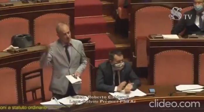 La battuta sessista (mal riuscita) di Calderoli sulla doppia preferenza di genere e l’applauso di Salvini | VIDEO