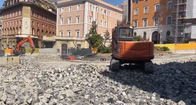 La polemica sui Sanpietrini e il Colosseo dopo il tweet di Virginia Raggi La polemica sui Sanpietrini e il Colosseo dopo il tweet di Virginia Raggi