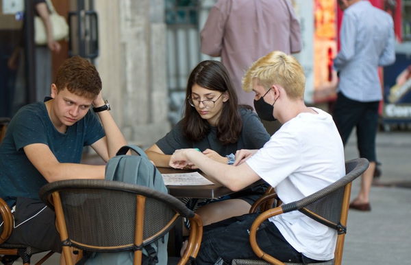 Coronavirus, l’età media dei contagiati continua a calare: nell’ultimo mese 35 anni