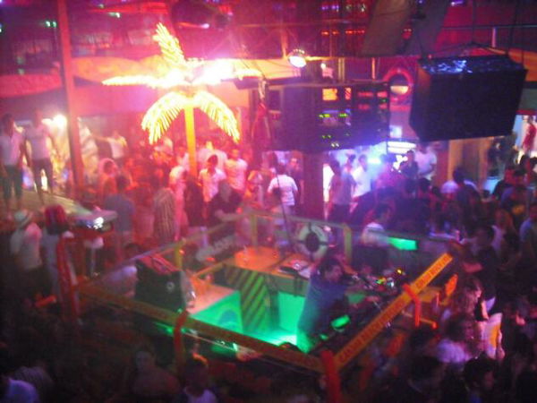 Aumento contagi, arriva la stretta sulle discoteche e il “no” di alcune regioni