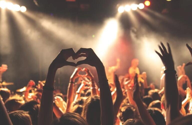 Nuovi focolai italiani causati dai giovani che tornano dall’estero e che «dovrebbero aver rispetto per gli altri»