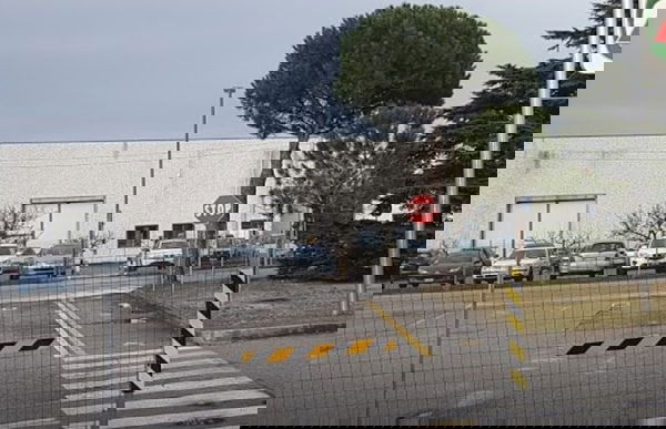 Il focolaio in uno stabilimento Aia da 182 positivi