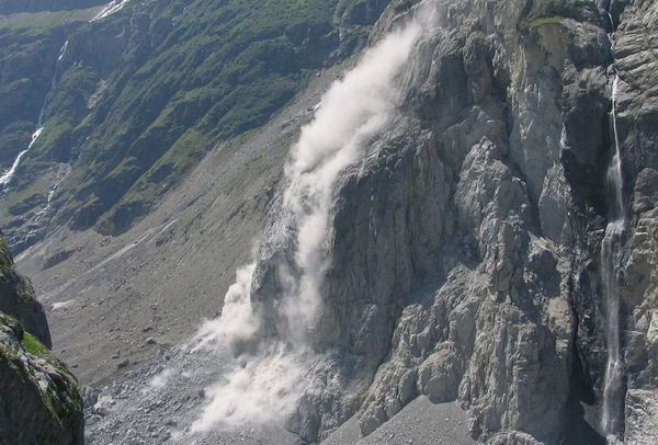 Valtellina, frana causata da bomba d’acqua travolge auto: morti due adulti e una bambina, grave piccolo di 5 anni