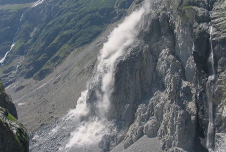 Valtellina, frana causata da bomba d’acqua travolge auto: morti due adulti e una bambina, grave piccolo di 5 anni article-post