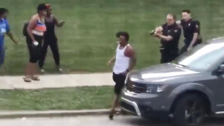 Jacob Blake, l’afroamericano disarmato colpito dagli spari della polizia, è paralizzato