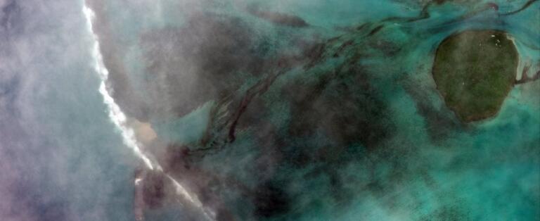 Il dramma ecologico di Mauritius: ci vorranno anni per eliminare il carburante dalle acque