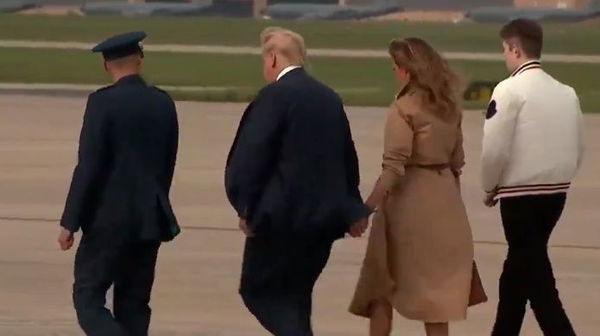 Il video tagliato che non mostra come, stavolta, Melania la mano a Trump l’abbia data