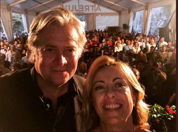 Le foto con Bannon che imbarazzano i sovranisti italiani