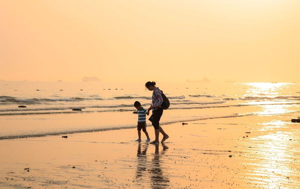 Madre chiede il metro di distanza per il figlio immunodepresso, negazioniste: «Covid non esiste, se è malato stia a casa»