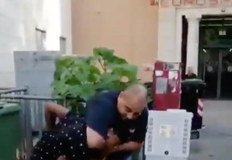 Il video del poliziotto di Vicenza che stringe al collo un ragazzo nero Il video del poliziotto di Vicenza che stringe al collo un ragazzo nero
