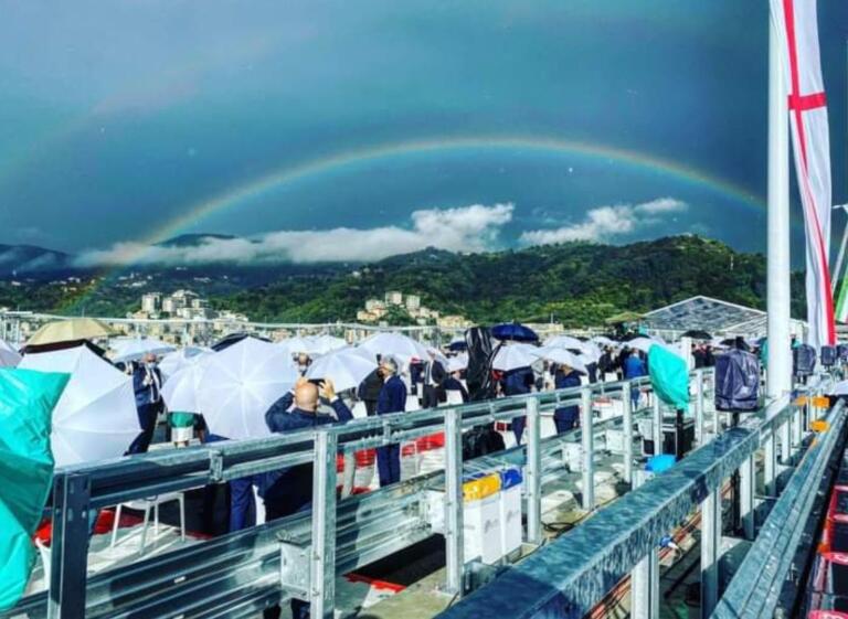 Sul cielo del nuovo Ponte di Genova spunta l’arcobaleno durante l’inaugurazione | FOTO