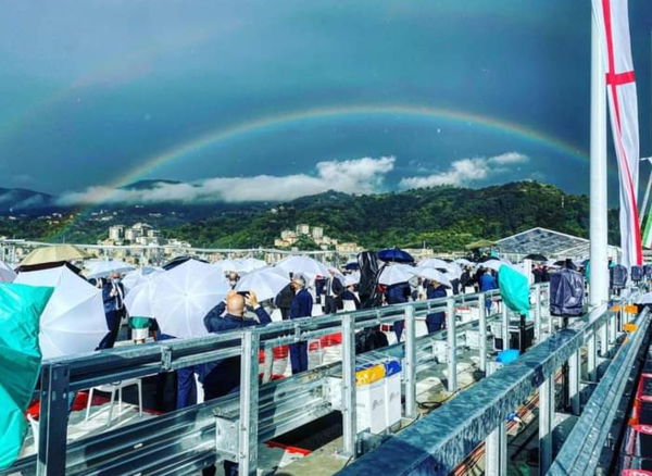 Sul cielo del nuovo Ponte di Genova spunta l’arcobaleno durante l’inaugurazione | FOTO