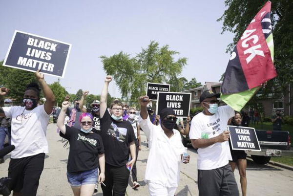 Wisconsin: continuano le proteste dopo che la polizia ha sparato ad un afroamericano disarmato